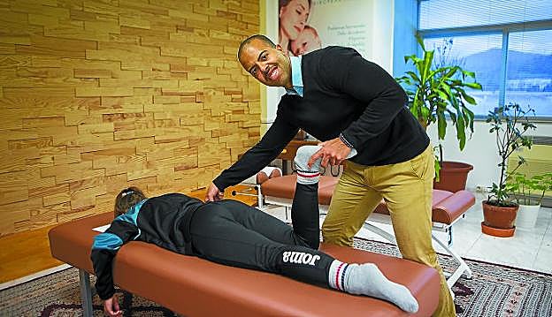 Fabio posa en su propia consulta, 'Bizi Ondo', que está en el centro comercial Mamut.
