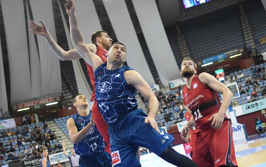 Fisac ha puesto a toda su artillería en pista: McCalebb, Seibutis, Okoye, Radovic y Fran Vázquez con la intención de mandar desde el inicio en el luminoso. 