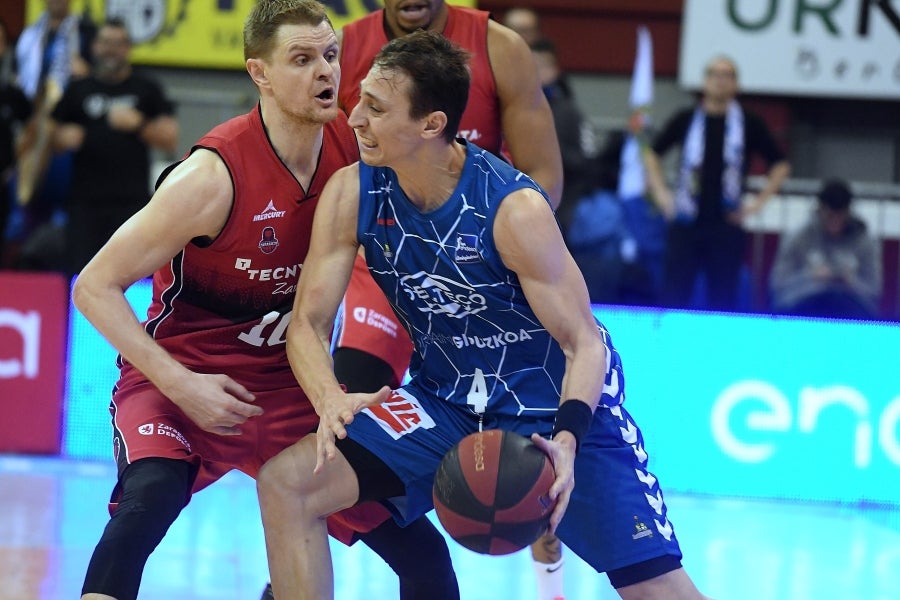 Fisac ha puesto a toda su artillería en pista: McCalebb, Seibutis, Okoye, Radovic y Fran Vázquez con la intención de mandar desde el inicio en el luminoso. 