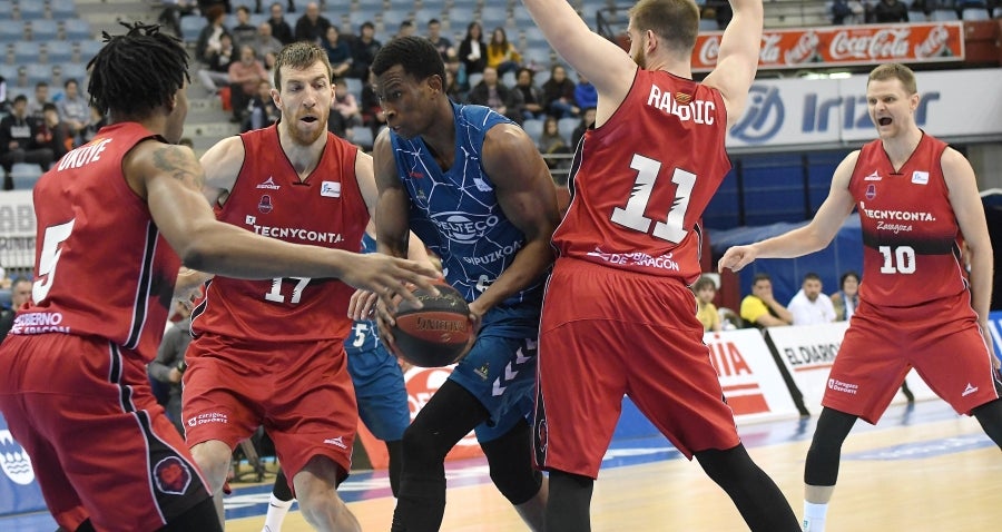 Fisac ha puesto a toda su artillería en pista: McCalebb, Seibutis, Okoye, Radovic y Fran Vázquez con la intención de mandar desde el inicio en el luminoso. 