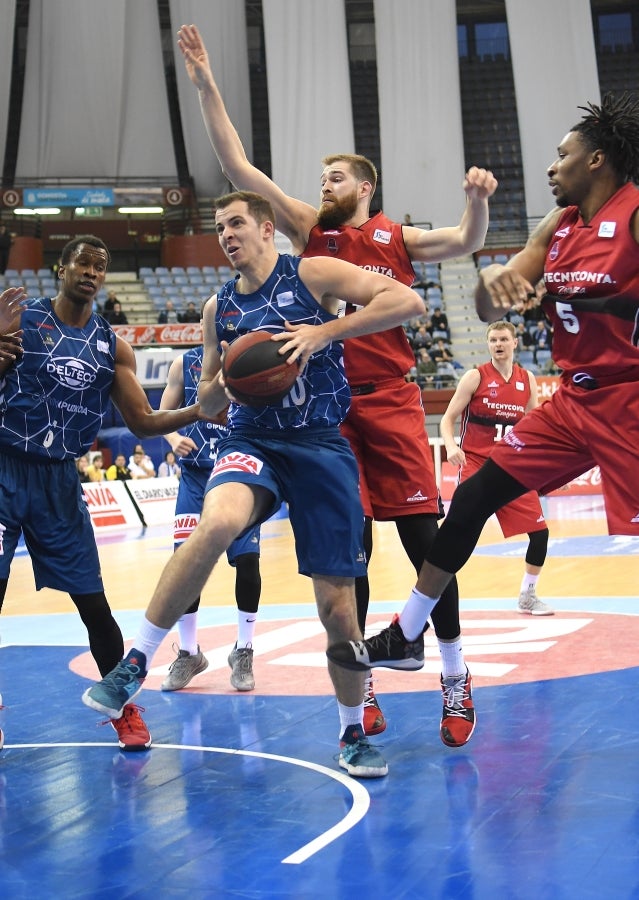 Fisac ha puesto a toda su artillería en pista: McCalebb, Seibutis, Okoye, Radovic y Fran Vázquez con la intención de mandar desde el inicio en el luminoso. 