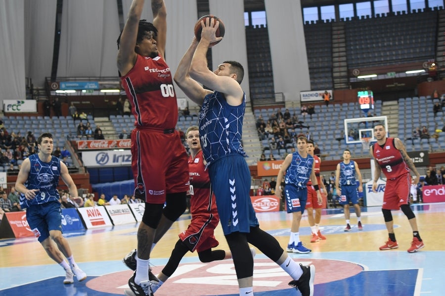 Fisac ha puesto a toda su artillería en pista: McCalebb, Seibutis, Okoye, Radovic y Fran Vázquez con la intención de mandar desde el inicio en el luminoso. 