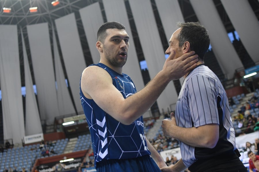 Fisac ha puesto a toda su artillería en pista: McCalebb, Seibutis, Okoye, Radovic y Fran Vázquez con la intención de mandar desde el inicio en el luminoso. 