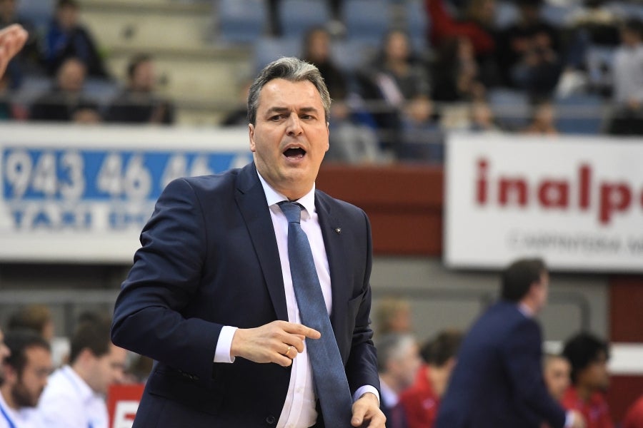 Fisac ha puesto a toda su artillería en pista: McCalebb, Seibutis, Okoye, Radovic y Fran Vázquez con la intención de mandar desde el inicio en el luminoso. 