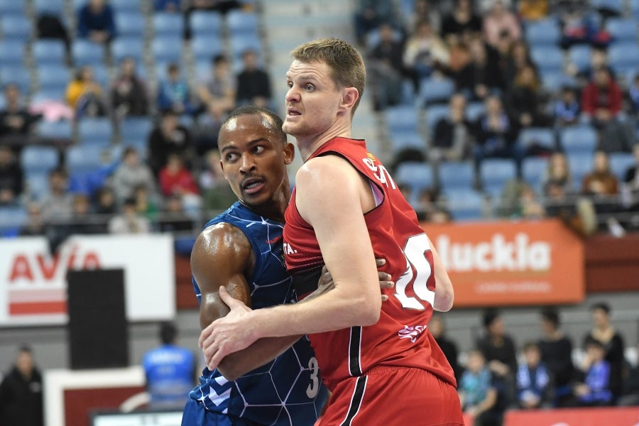 Fisac ha puesto a toda su artillería en pista: McCalebb, Seibutis, Okoye, Radovic y Fran Vázquez con la intención de mandar desde el inicio en el luminoso. 