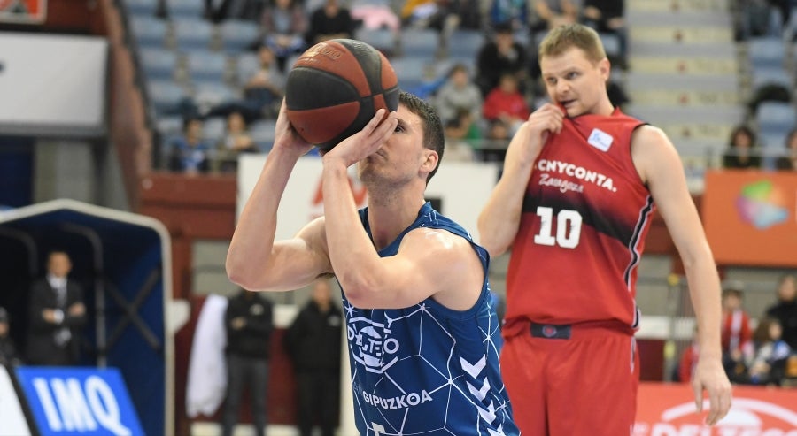 Fisac ha puesto a toda su artillería en pista: McCalebb, Seibutis, Okoye, Radovic y Fran Vázquez con la intención de mandar desde el inicio en el luminoso. 