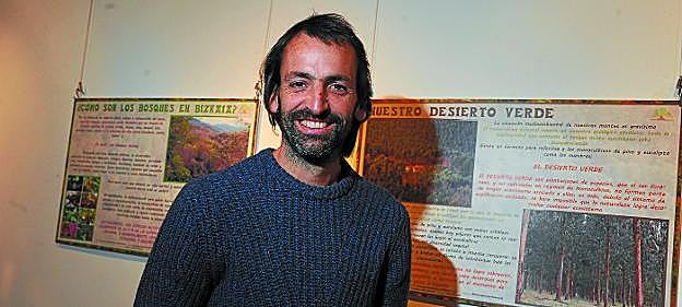 Keko Alonso en la exposición que se puede ver hasta mañana en la sala Topaleku de la calle Zuloagatarren.