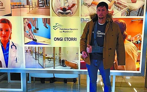 Adrián Crowley, con el brazo en cabestrillo, tras ser operado del hombro. 