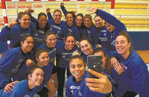 La plantilla del Bera Bera se hace un 'selfie' antes del choque de esta tarde. 