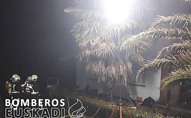 Imagen de los Bomberos trabajando en el lugar. 