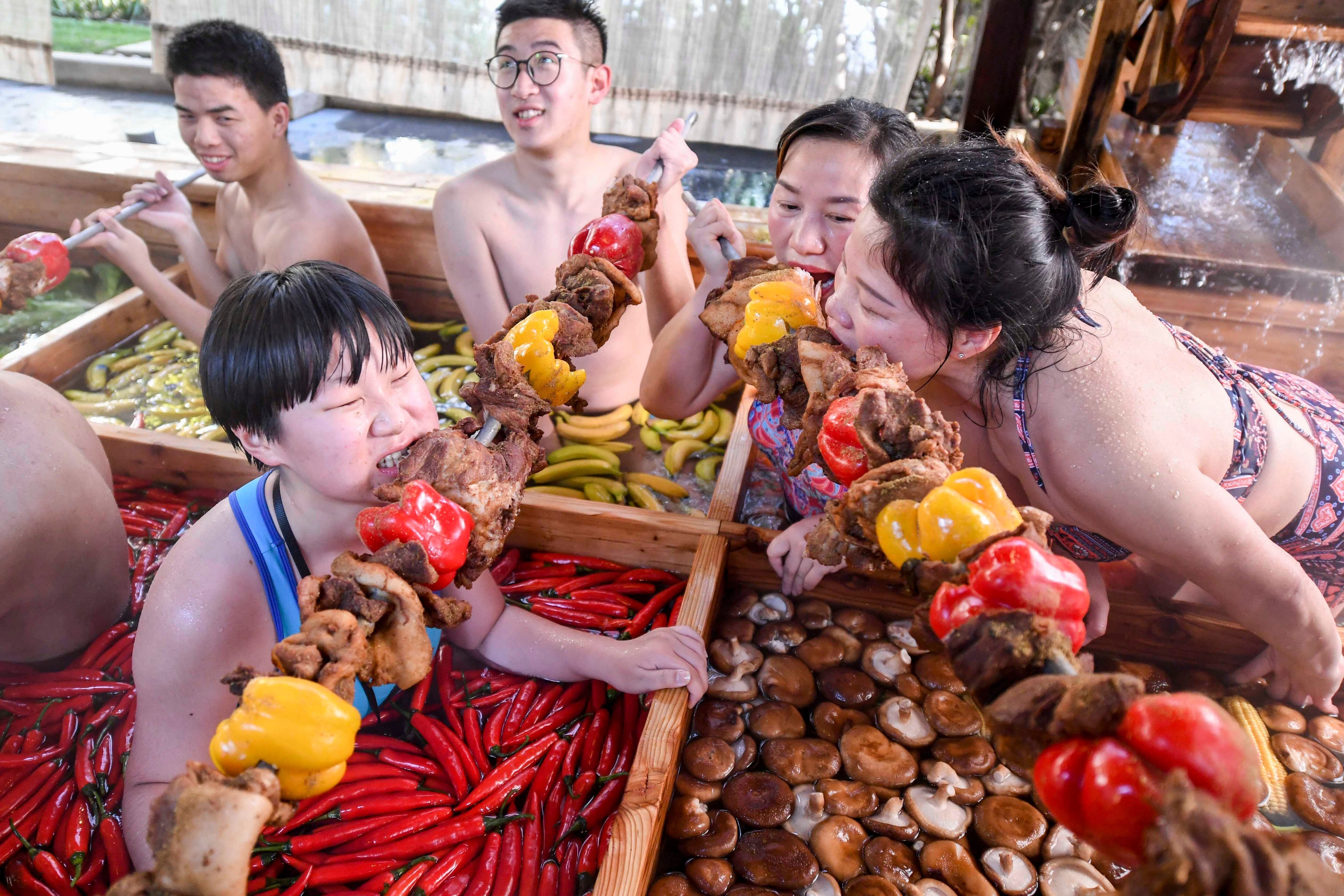 Los huéspedes del hotel Hangzhou disfrutan en una piscina de aguas termales con forma de olla. Estas aguas termales están diseñadas para promover un estilo de vida saludable en el período previo al Año Nuevo Lunar, o festival de primavera, que comienza la primera semana de febrero.