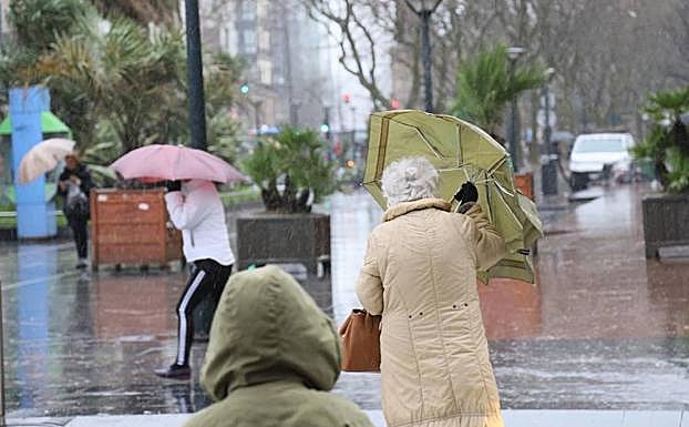 Estampa invernal de este lunes en San Sebastián.