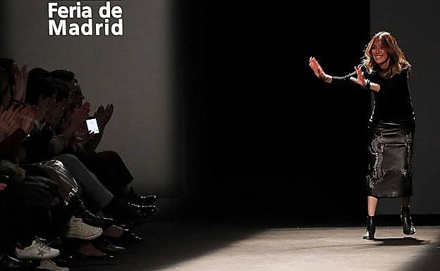 La diseñadora catalana Teresa Helbig saluda al término del desfile de su colección otoño - invierno 2019-20. 