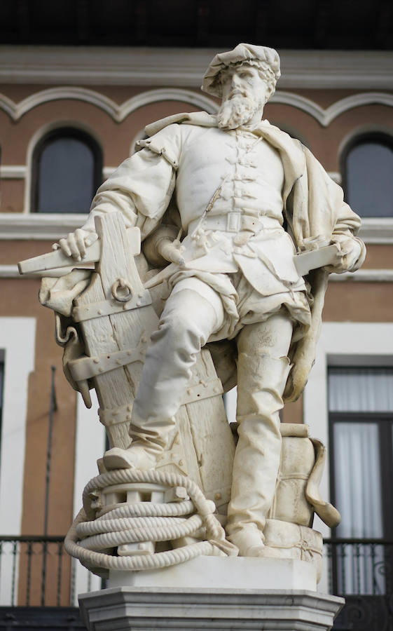 El Ministerio de Defensa tiene intención de erigir una estatua en memoria de Juan Sebastián Elcano en el centro de Madrid. El monumento está vinculado con los actos del quinto centenario de la expedición que dio la primera vuelta al mundo. Será la segunda efigie que recuerde al marino de Getaria fuera del territorio guipuzcoan. El primero está en Sevilla.