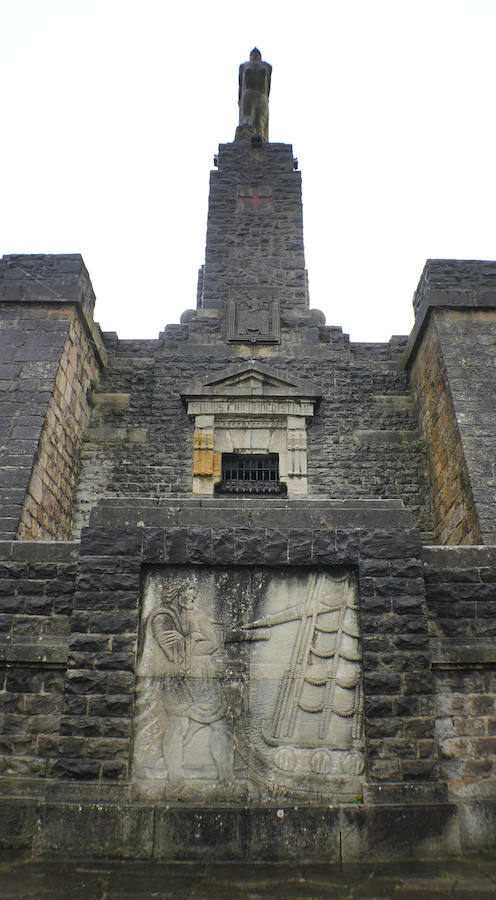 El Ministerio de Defensa tiene intención de erigir una estatua en memoria de Juan Sebastián Elcano en el centro de Madrid. El monumento está vinculado con los actos del quinto centenario de la expedición que dio la primera vuelta al mundo. Será la segunda efigie que recuerde al marino de Getaria fuera del territorio guipuzcoan. El primero está en Sevilla.