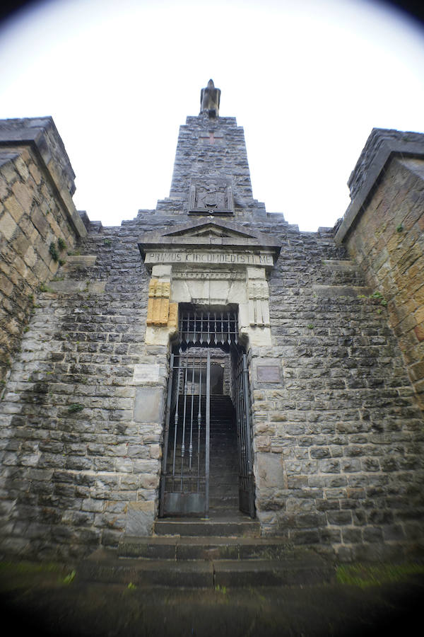 El Ministerio de Defensa tiene intención de erigir una estatua en memoria de Juan Sebastián Elcano en el centro de Madrid. El monumento está vinculado con los actos del quinto centenario de la expedición que dio la primera vuelta al mundo. Será la segunda efigie que recuerde al marino de Getaria fuera del territorio guipuzcoan. El primero está en Sevilla.