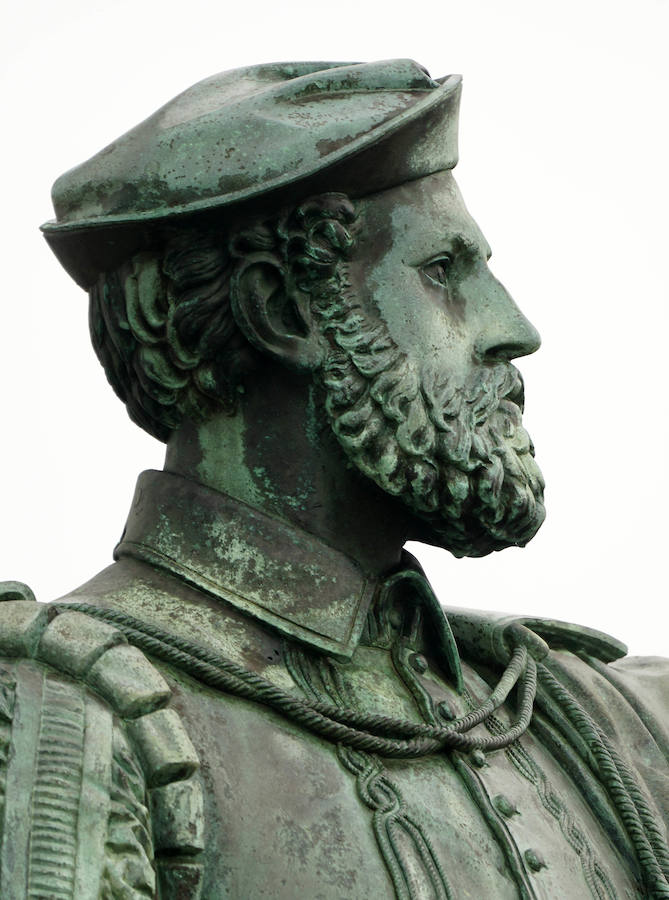 El Ministerio de Defensa tiene intención de erigir una estatua en memoria de Juan Sebastián Elcano en el centro de Madrid. El monumento está vinculado con los actos del quinto centenario de la expedición que dio la primera vuelta al mundo. Será la segunda efigie que recuerde al marino de Getaria fuera del territorio guipuzcoan. El primero está en Sevilla.