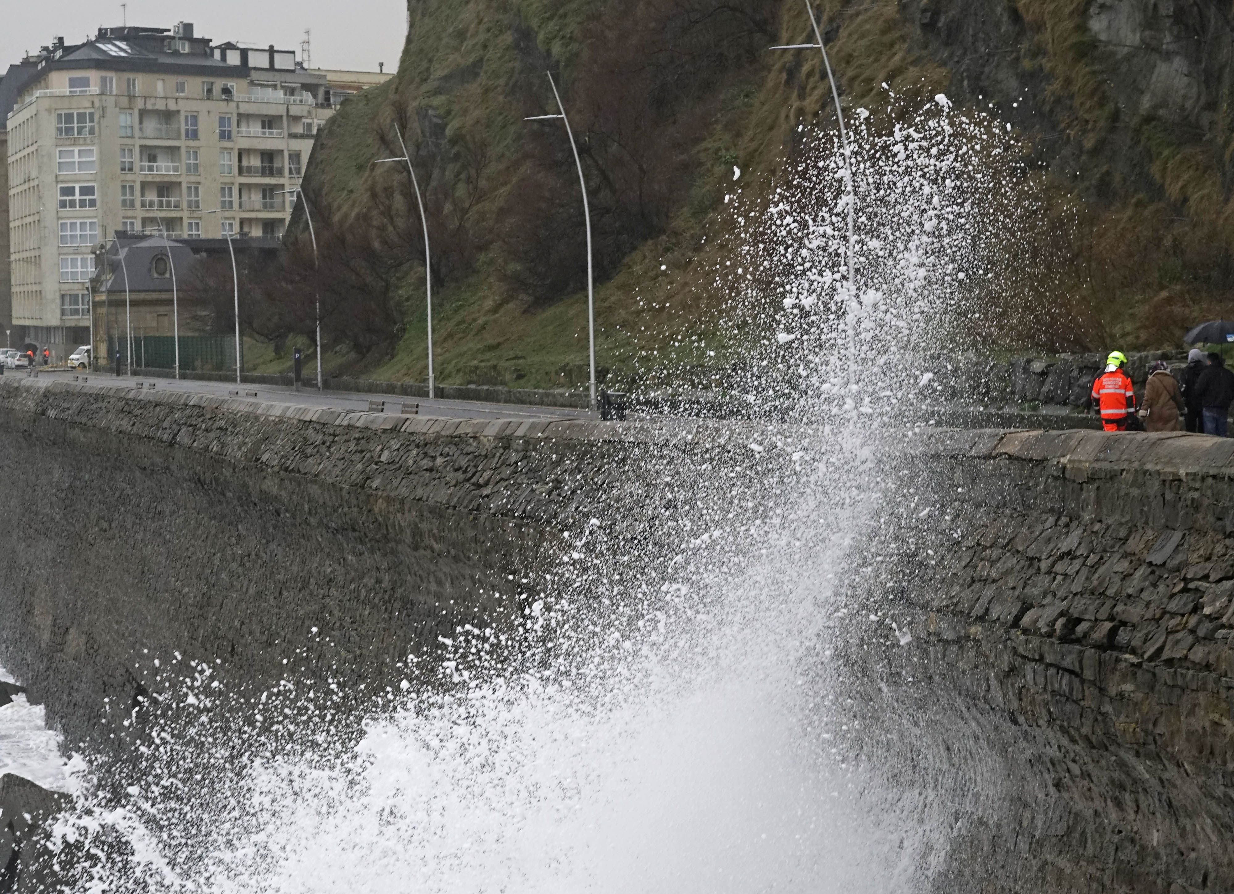 El viento y el oleaje no han pasado desapercibidos por San Sebastián y han causado daños en el Paseo Nuevo de la capital guipuzcoana.
