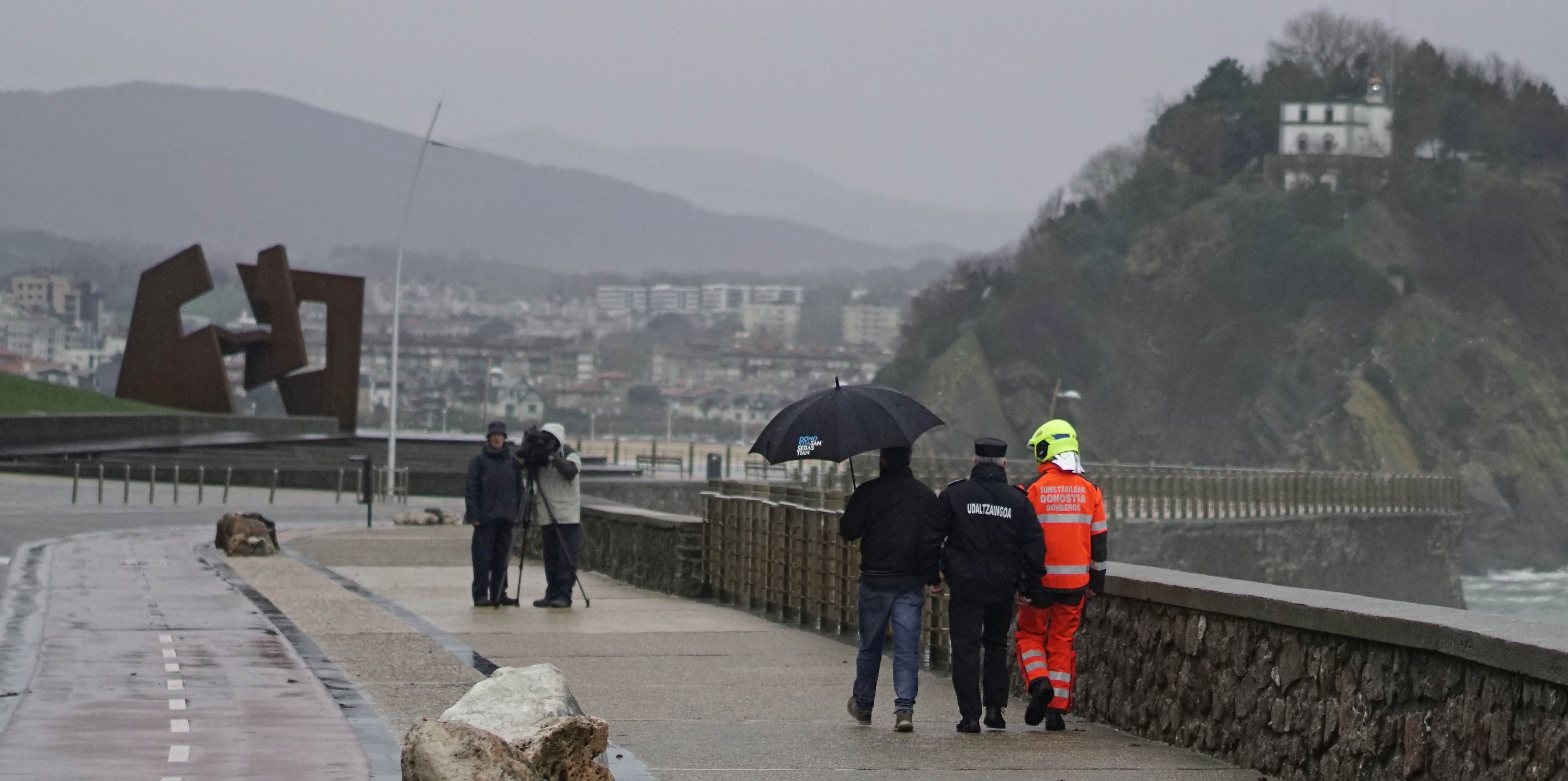 El viento y el oleaje no han pasado desapercibidos por San Sebastián y han causado daños en el Paseo Nuevo de la capital guipuzcoana.