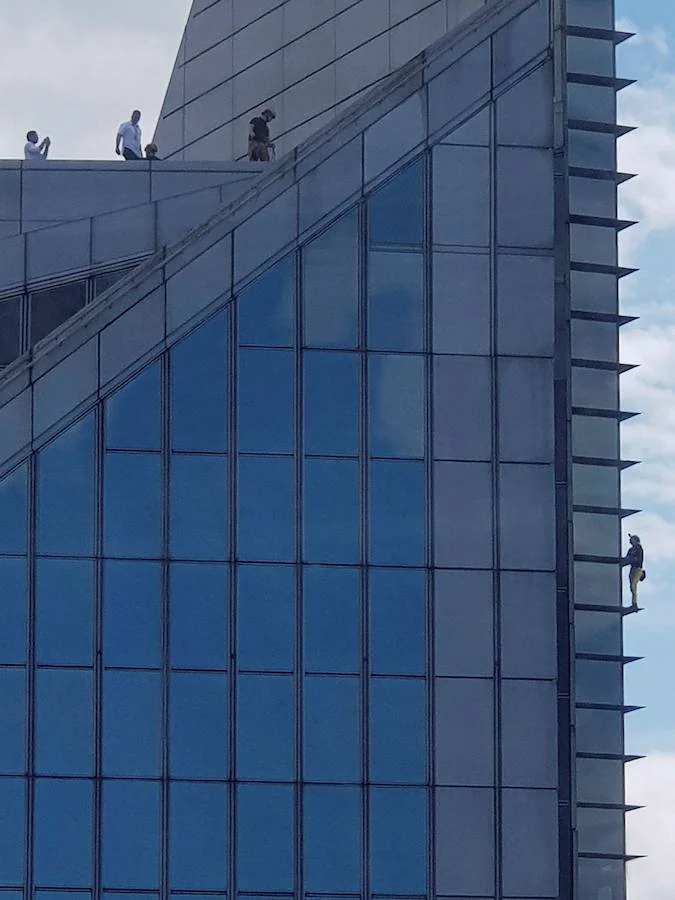 Alain Robert, más conocido como «French Spiderman» («el Hombre Araña francés»), es un deportista escalador de montaña, que saltó a la fama al subir fachadas de edificios emblemáticos sin más herramientas que sus manos y pies. En esta ocasión ha escalado un edificio de Filipinas. 