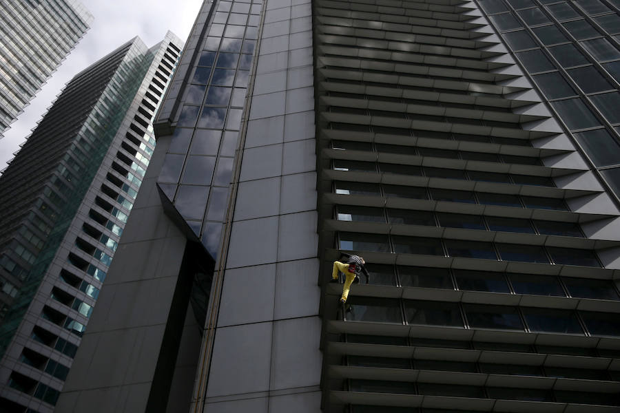 Alain Robert, más conocido como «French Spiderman» («el Hombre Araña francés»), es un deportista escalador de montaña, que saltó a la fama al subir fachadas de edificios emblemáticos sin más herramientas que sus manos y pies. En esta ocasión ha escalado un edificio de Filipinas. 