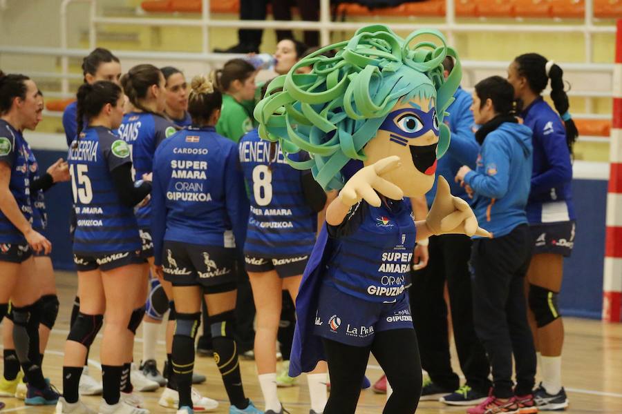 El Supera Amara Bera Bera vuelve a ser el líder provisional de la Liga Guerreras Iberdrola femenina de balonmano al ganar este martes al Rincón Fertilidad Málaga por 32-25 en el primer partido de la decimocuarta jornada.