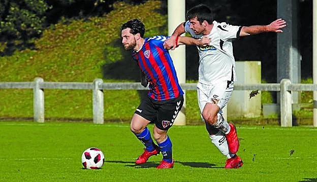 Ekhi durante un momento del partido en Sarriena contra el Leioa. 