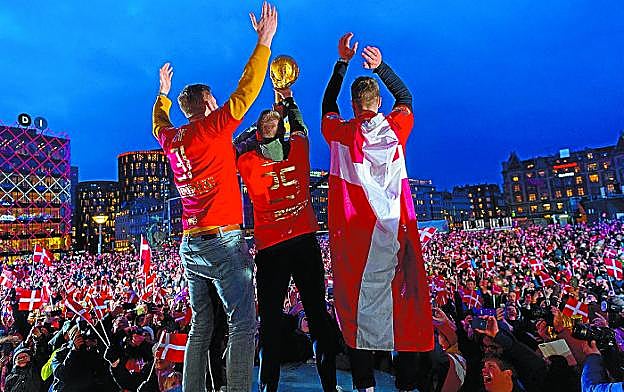 Los jugadores de la selección danesa celebran ayer en Copenhague el triunfo en el Mundial . 