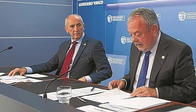 Josu Erkoreka escucha las explicaciones del consejero de Hacienda, Pedro Azpiazu, en la rueda de prensa de presentación del proyecto de Presupuestos de 2019.