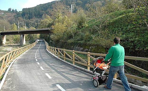 Un padre pasea a su bebé por el bidegorri de Tolosa. 