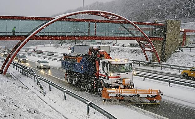 Imagen. Un quitanieves trabajando ayer en Pagozelai