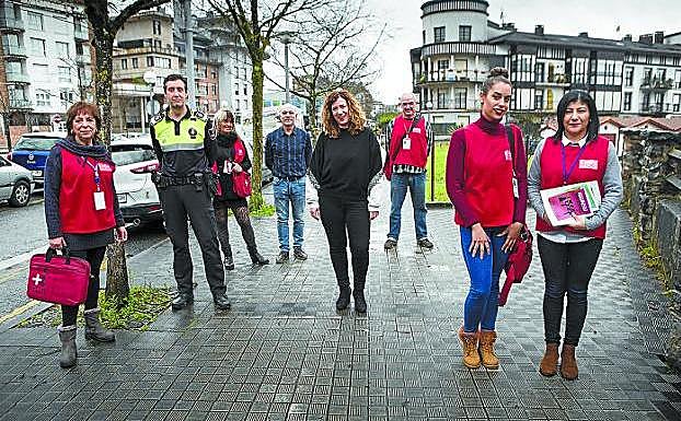 A pie de calle. Los nuevos agentes cívicos junto a agentes municipales y la delegada del área.