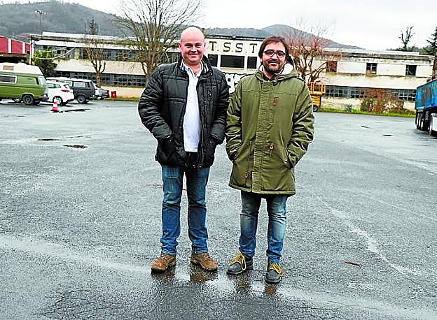 Antxordoki y Nogales ante el edificio de Cocheras de TSST. 