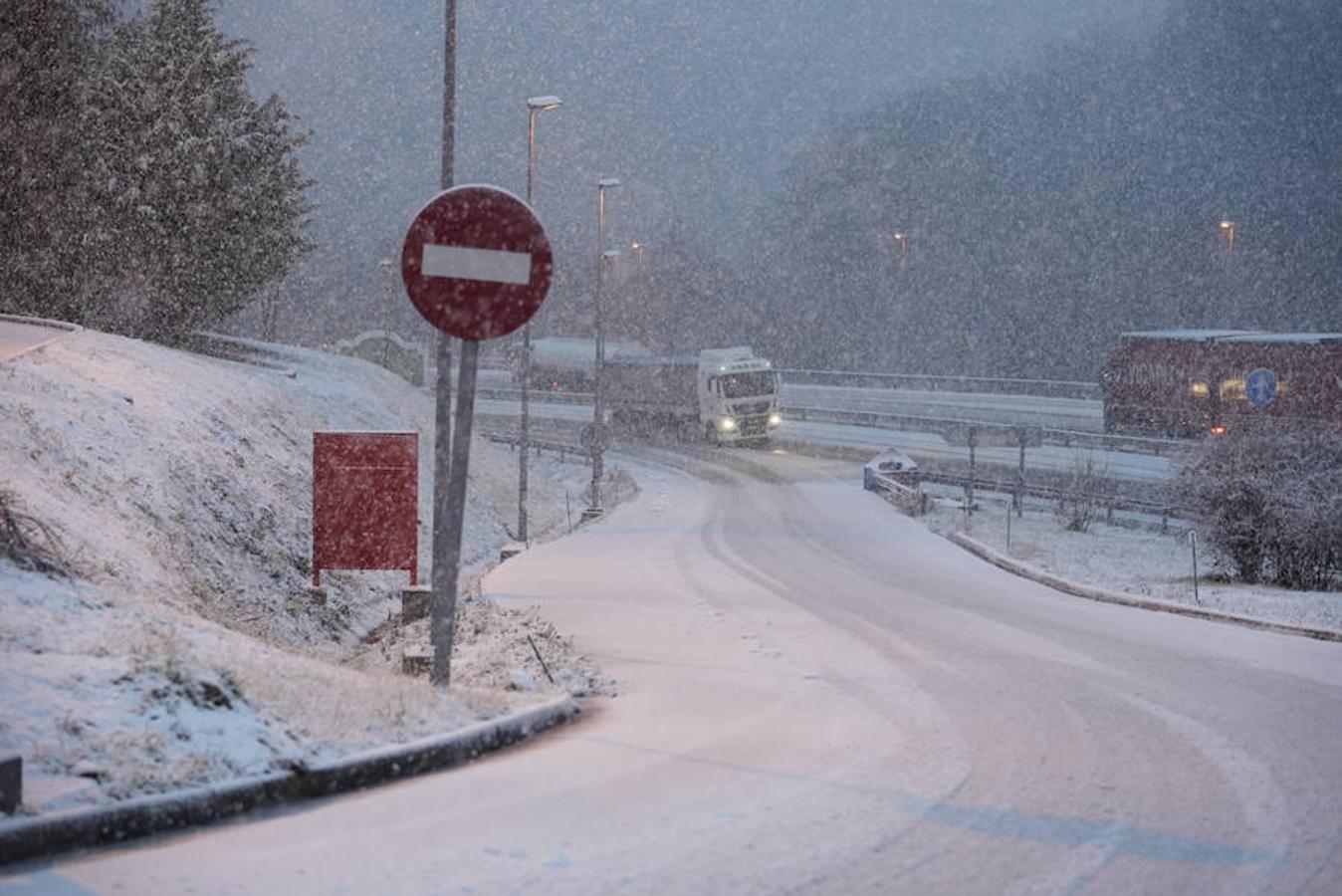 Los primeros copos de nieve han llegado esta mañana a la A-15 en Pagozelai