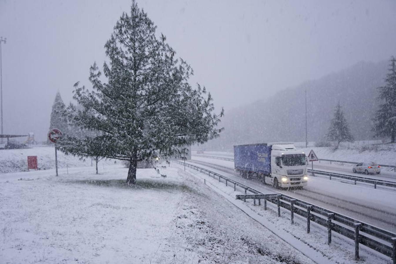 Los primeros copos de nieve han llegado esta mañana a la A-15 en Pagozelai