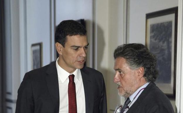 Pepu Hernández (d), candidato del PSOE a la Alcaldía de Madrid, con Pedro Sánchez. 