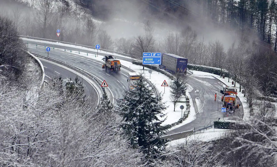 Los primeros copos de nieve han llegado esta mañana a Berastegi y a la A-15 en Pagozelai