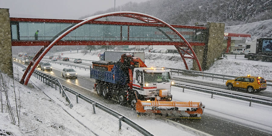 Los primeros copos de nieve han llegado esta mañana a Berastegi y a la A-15 en Pagozelai