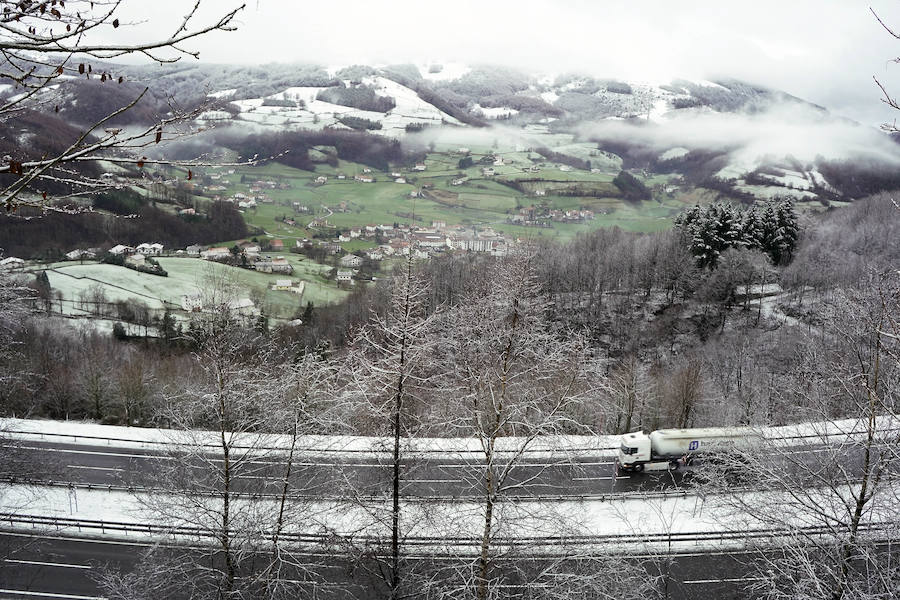 Los primeros copos de nieve han llegado esta mañana a Berastegi y a la A-15 en Pagozelai