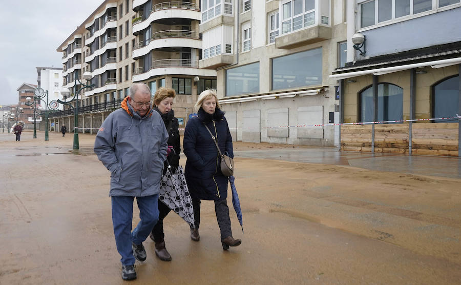 El oleaje no ha sido este miércoles tan fuerte en Zarautz pero el embate ha dejado bellas estampas.