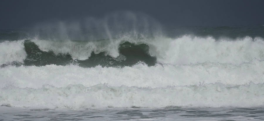 El oleaje no ha sido este miércoles tan fuerte en Zarautz pero el embate ha dejado bellas estampas.