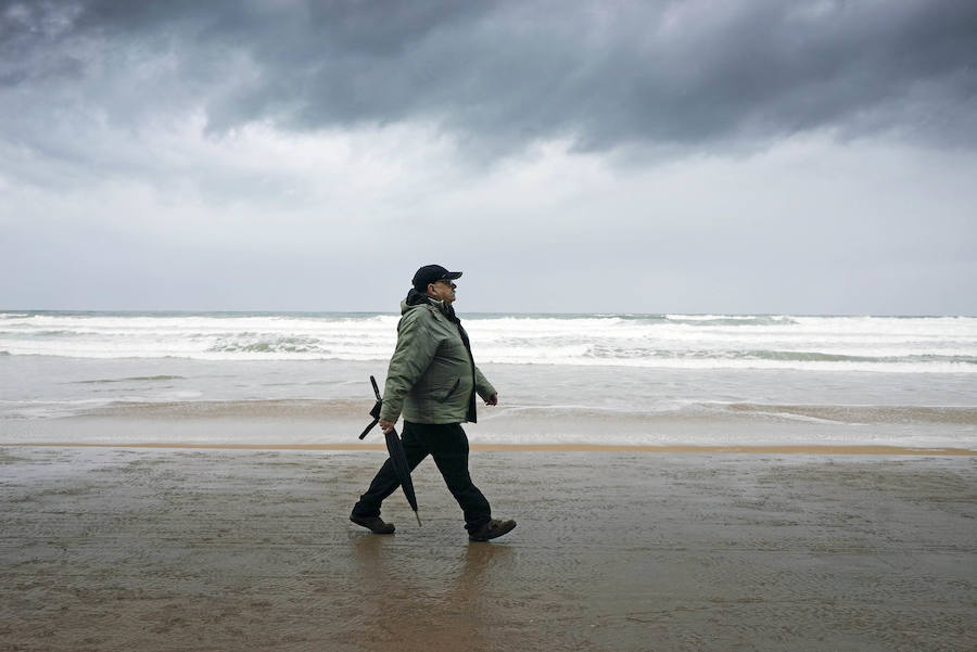 El oleaje no ha sido este miércoles tan fuerte en Zarautz pero el embate ha dejado bellas estampas.