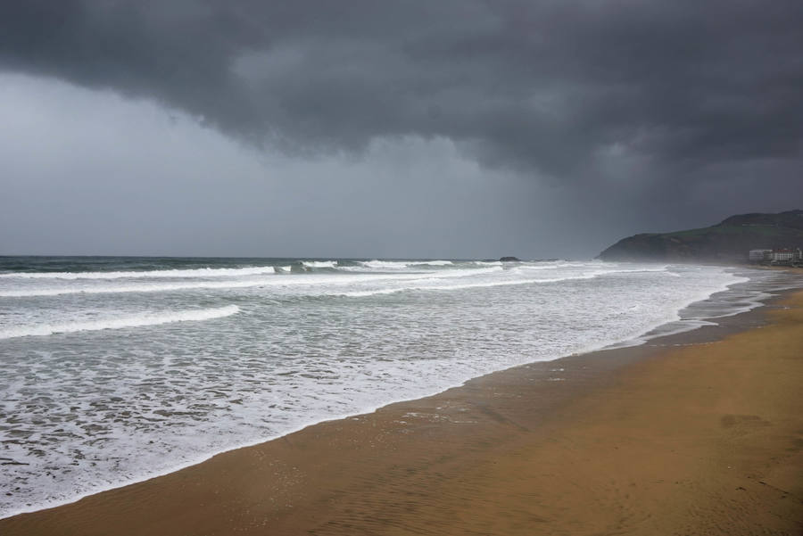 El oleaje no ha sido este miércoles tan fuerte en Zarautz pero el embate ha dejado bellas estampas.