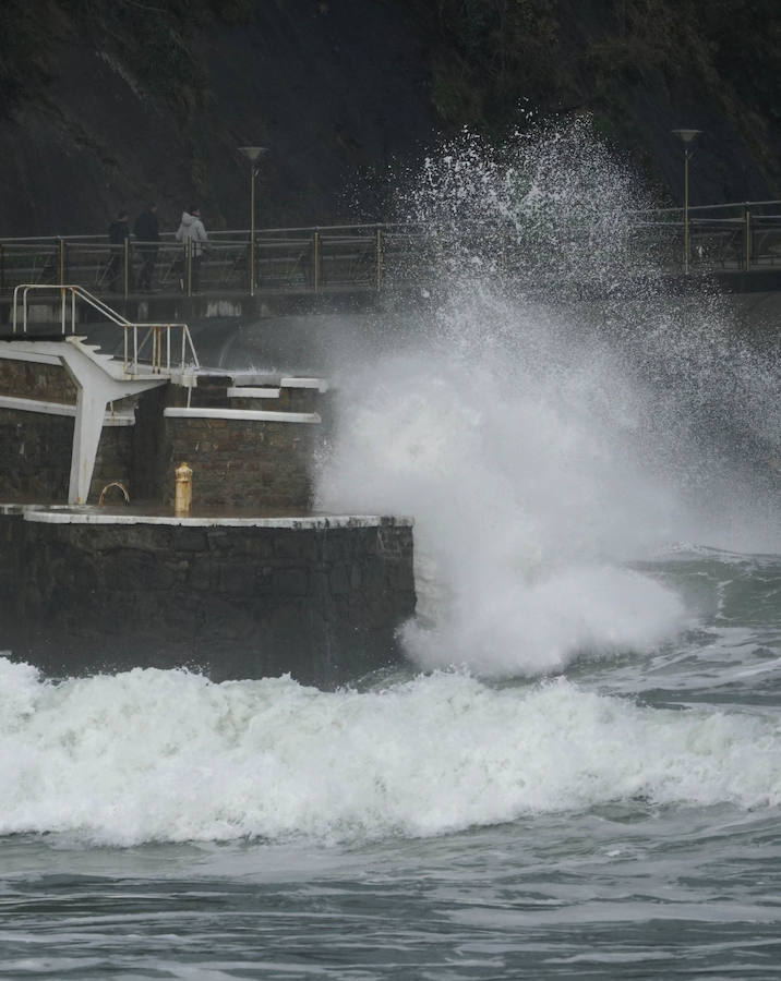 El oleaje no ha sido este miércoles tan fuerte en Zarautz pero el embate ha dejado bellas estampas.