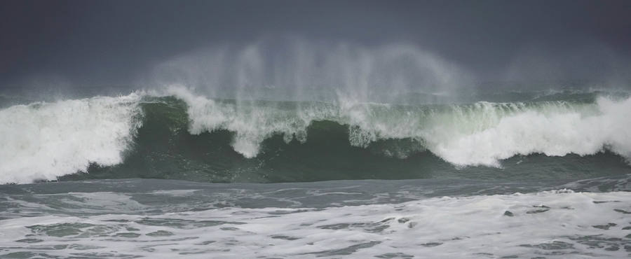 El oleaje no ha sido este miércoles tan fuerte en Zarautz pero el embate ha dejado bellas estampas.
