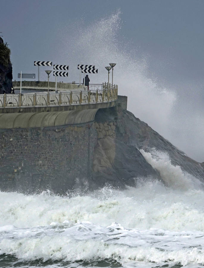 El oleaje no ha sido este miércoles tan fuerte en Zarautz pero el embate ha dejado bellas estampas.