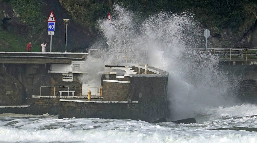 El oleaje no ha sido este miércoles tan fuerte en Zarautz pero el embate ha dejado bellas estampas.