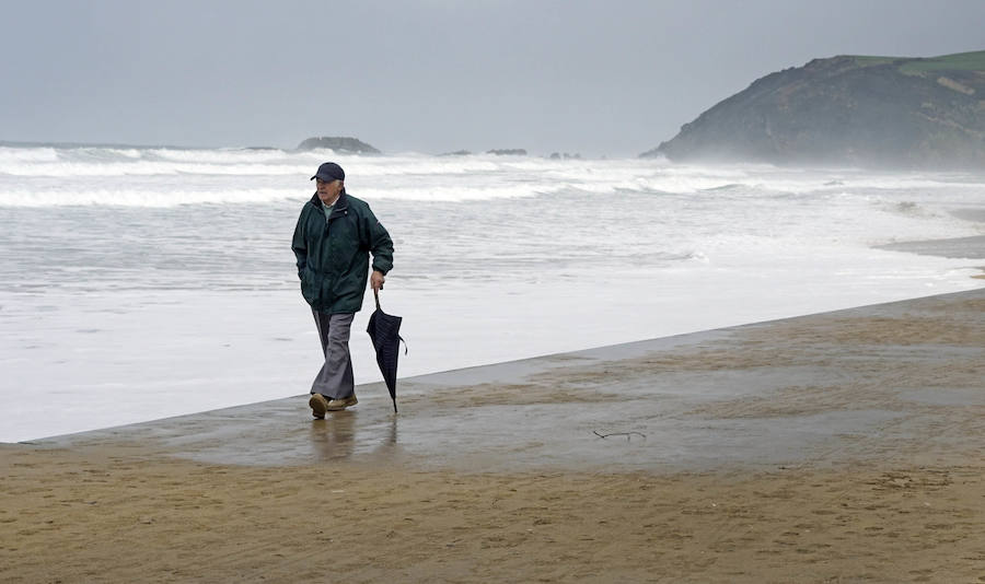 El oleaje no ha sido este miércoles tan fuerte en Zarautz pero el embate ha dejado bellas estampas.