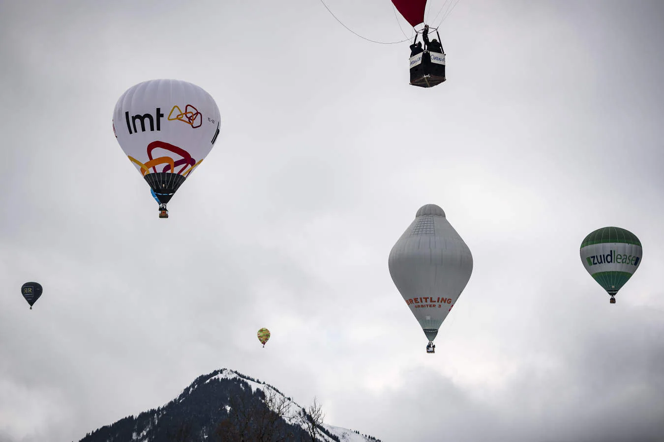 Globos aerostáticos durante el 41º Festival Internacional de Globos Aerostáticos que se está celebrando en la estación de esquí de Chateau d'Oex, en los Alpes suizos. Setenta globos de quince países participan en el evento.