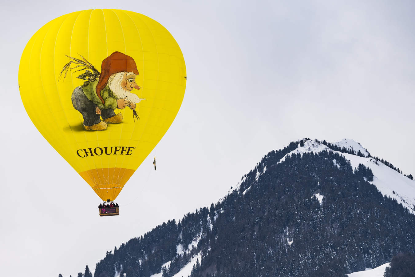 Globos aerostáticos durante el 41º Festival Internacional de Globos Aerostáticos que se está celebrando en la estación de esquí de Chateau d'Oex, en los Alpes suizos. Setenta globos de quince países participan en el evento.